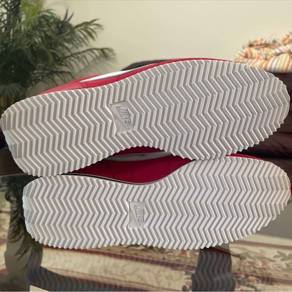 Nike - Picture 8 of 17